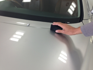 ガラスコーティングをボディに塗布