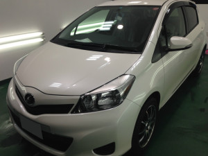 トヨタ　ヴィッツ　パールホワイト　ボディガラスコーティング　