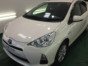 トヨタ　アクア　パールホワイト　ボディガラスコーティング