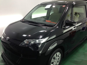 トヨタ　スペード　ブラックメタリック　ボディガラスコーティング