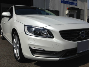 ボルボ　Ｖ60　パールホワイト　ボディガラスコーティング